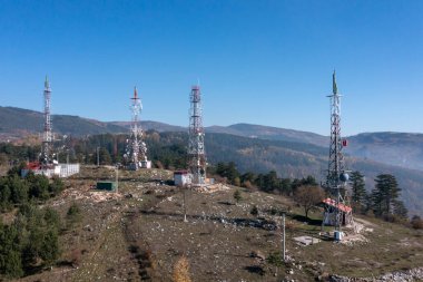 Mavi gökyüzü olan telekom kulesi. Telekomünikasyon anten kulesi sabah. 