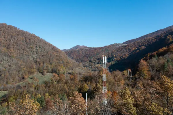 La tour de télécommunications au ciel bleu. Tour d'antenne de télécommunications le matin. — Photo