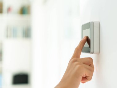 Akıllı ev, ev otomasyonu, uygulama simgeli aygıt. Adam akıllı telefonuyla akıllı telefon kullanıyor. .