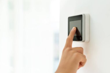 Akıllı ev, ev otomasyonu, uygulama simgeli aygıt. Adam akıllı telefonuyla akıllı telefon kullanıyor. .
