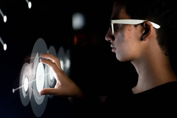 Teknoloji arka planındaki yaratıcı iş grafiği hologramı ayarlarını kullanarak elinizi kapatın — Stok fotoğraf