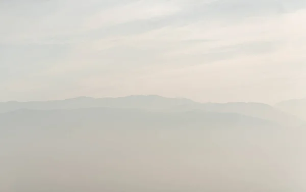Gökyüzü ufku olan puslu dağlar — Stok fotoğraf