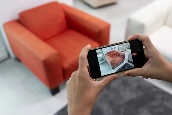 Dekorieren der Wohnung mit Augmented Reality Interior Design Software. — Stockfoto