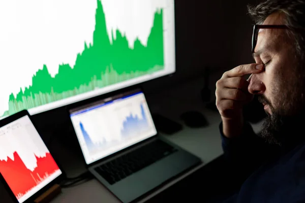 Hombre de negocios deprimido frente a la computadora con gráfico de negocios sin éxito en la pantalla — Foto de Stock