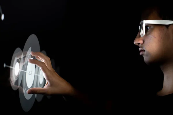 Man die een slim woonconcept aanraakt op een touchscreen met zijn vinger — Stockfoto