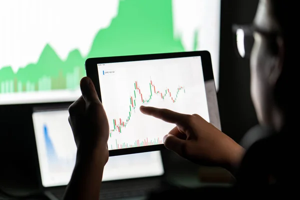 Analista investitore trader Crypto guardando schermo del computer analizzando i dati del grafico finanziario su pc — Foto Stock