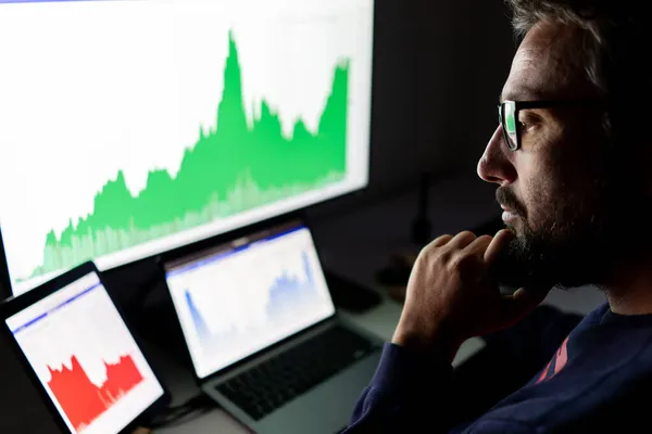 Crypto comerciante inversor analista mirando la pantalla del ordenador analizando datos gráficos financieros en PC — Foto de Stock