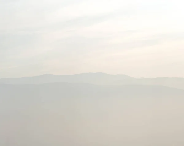 Montañas brumosas con horizonte de cielo —  Fotos de Stock