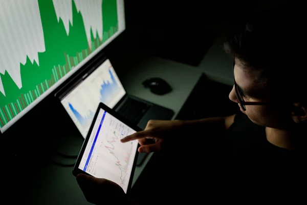 Millenial cripto comerciante inversor analista mirando la pantalla de la computadora mirando los datos financieros en PC — Foto de Stock