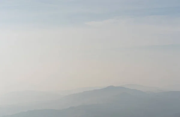 Mgliste góry z horyzontem nieba — Zdjęcie stockowe