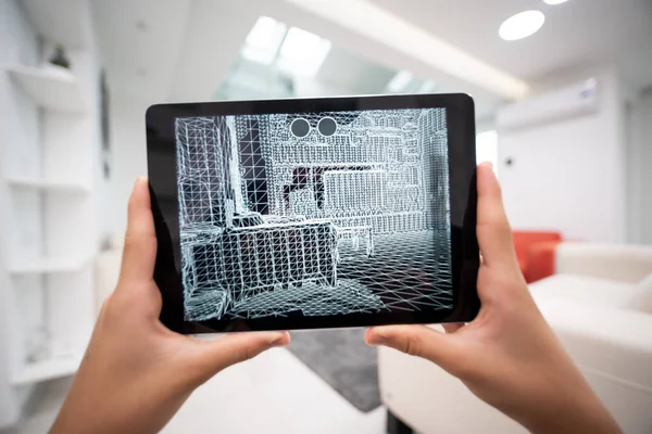 Dekorieren der Wohnung mit Augmented Reality Interior Design Software — Stockfoto