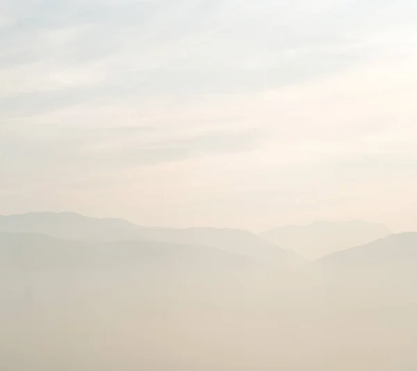 Mgliste góry z horyzontem nieba — Zdjęcie stockowe