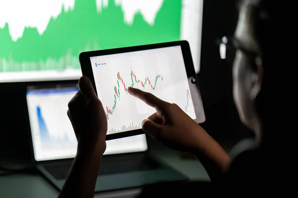 加密的交易员投资者分析师通过电脑屏幕分析pc上的财务图表数据 — 图库照片