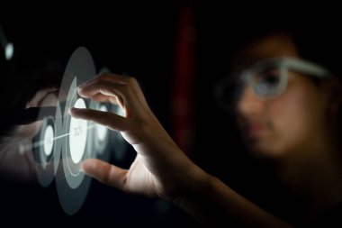 Teknoloji arka planındaki yaratıcı iş grafiği hologramı ayarlarını kullanarak elinizi kapatın