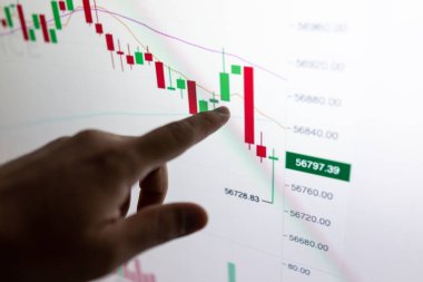 İşlemcilerin merkez ofisi, finansal grafikleri olan bilgisayarlar üzerinde çevrimiçi olarak çalışıyor..