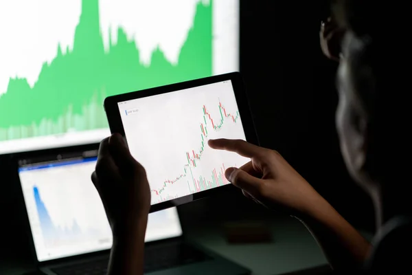 Crypto trader 투자자 분석가는 컴퓨터 스크린 에서 pc 에 대한 재정 그래프 데이터를 분석하고 있다. — 스톡 사진
