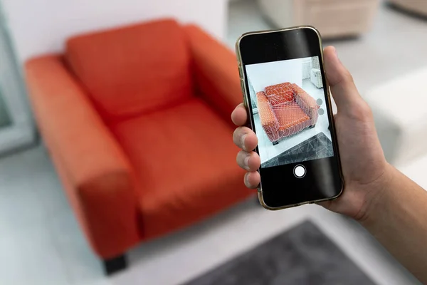 Dekorieren der Wohnung mit Augmented Reality Interior Design Software. — Stockfoto