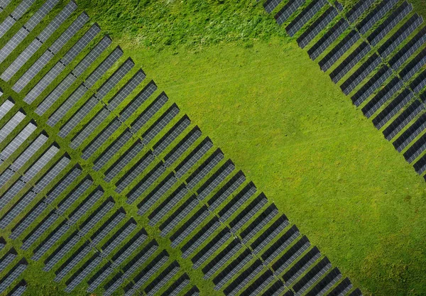 太阳能发电厂。 太阳能电池板的空中视图. — 图库照片