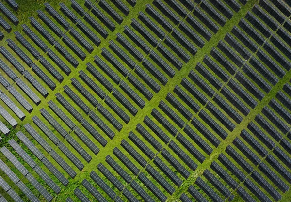 Ferme d'énergie solaire. Vue aérienne des panneaux solaires . — Photo