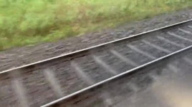 Tren rayları hareket ediyor, hareket ediyor.