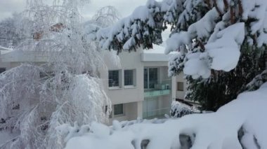 Kış mevsiminde karla kaplı güzel bir evin havadan görünüşü