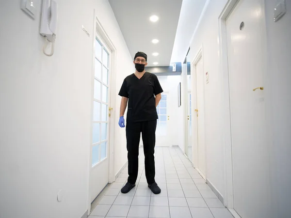 Médecins masculins à l'hôpital debout. photo de haute qualité — Photo