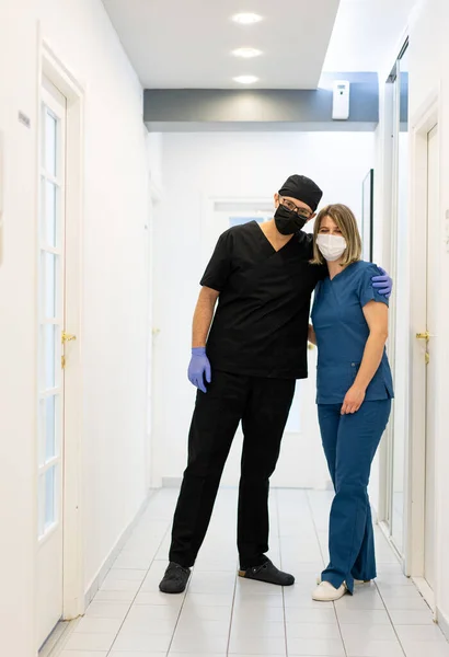 Vrouwelijke en mannelijke artsen in het ziekenhuis, foto van hoge kwaliteit — Stockfoto