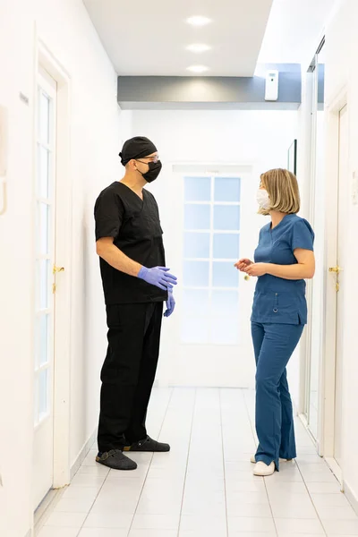 Dokter laki-laki dan perempuan di rumah sakit, foto berkualitas tinggi — Stok Foto