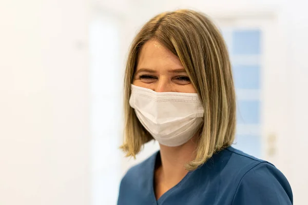 Female doctors in the hospital with mask — Stockfoto