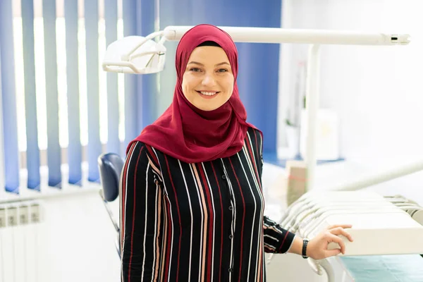 Musulman Moyen-Orient fille à l'intérieur dentiste bureau seul Photos De Stock Libres De Droits