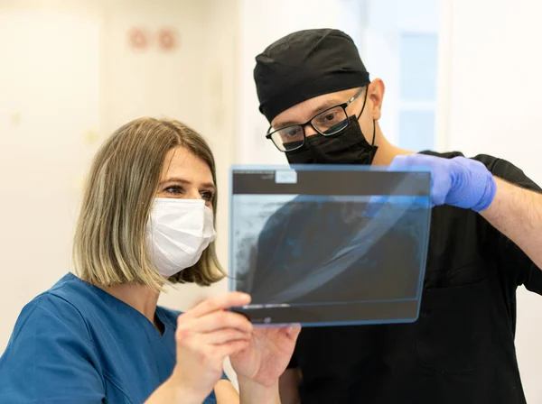 Dos médicos revisando la imagen de rayos X en el hospital, foto de alta calidad — Foto de Stock