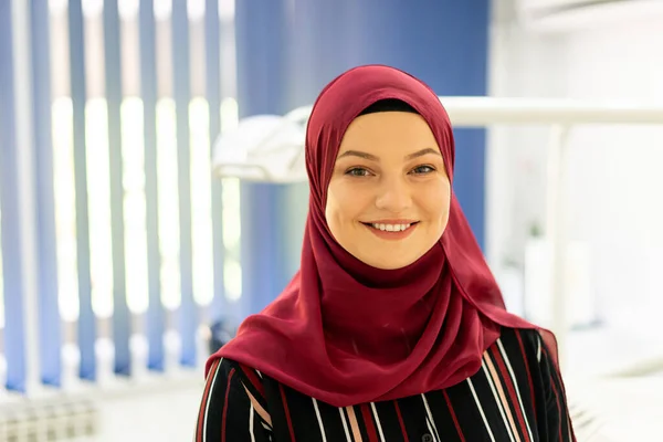 Menina muçulmana do Oriente Médio dentro do escritório do dentista sozinho — Fotografia de Stock