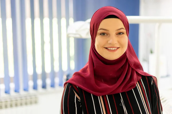 Menina muçulmana do Oriente Médio dentro do escritório do dentista sozinho — Fotografia de Stock