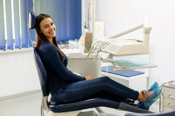 Επίσκεψη φιλικό και επαγγελματικό dentist.high ποιότητας φωτογραφία — Φωτογραφία Αρχείου