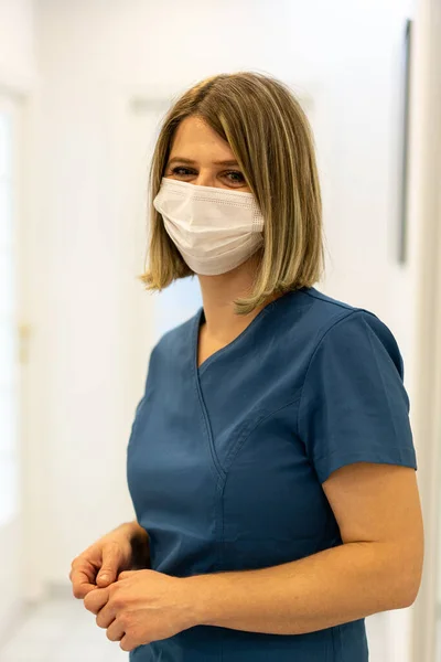 Vrouwelijke artsen in het ziekenhuis met masker — Stockfoto