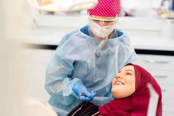 Menina muçulmana do Oriente Médio dentro do escritório do dentista — Fotografia de Stock