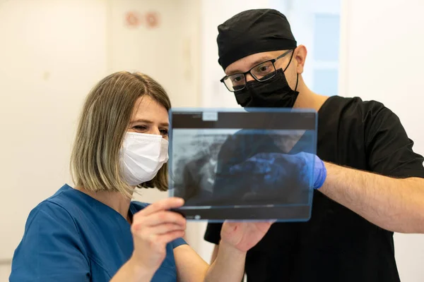 Twee artsen die röntgenfoto 's bekijken in het ziekenhuis, foto van hoge kwaliteit — Stockfoto