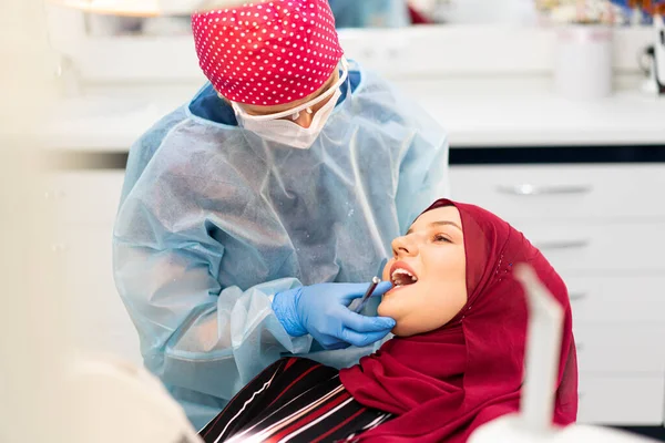 Muzułmańska dziewczyna z Bliskiego Wschodu wewnątrz gabinetu dentystycznego — Zdjęcie stockowe