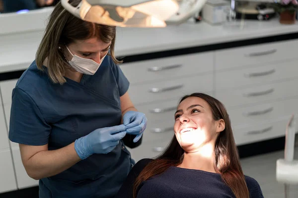 Visitando dentista amigável e profissional dentro do hospital — Fotografia de Stock