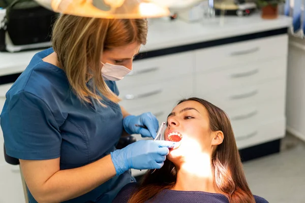 Visitando dentista amigável e profissional dentro do hospital — Fotografia de Stock