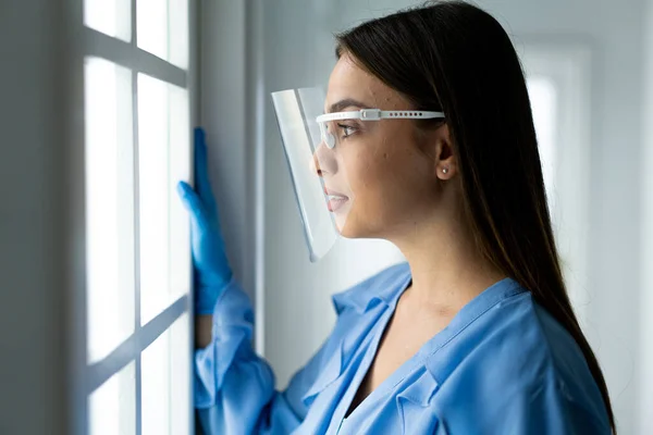 Bella giovane donna con maschera dentro ospedale — Foto Stock