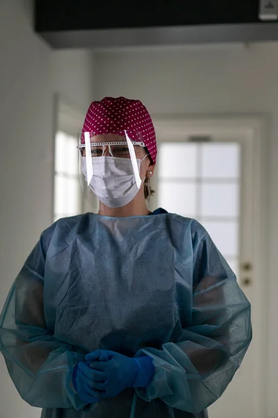 Piękna młoda kobieta z maską wewnątrz szpitala — Zdjęcie stockowe