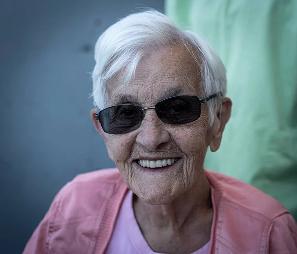 Mujer cándida envejecida primer plano retrato, foto de alta calidad — Foto de Stock