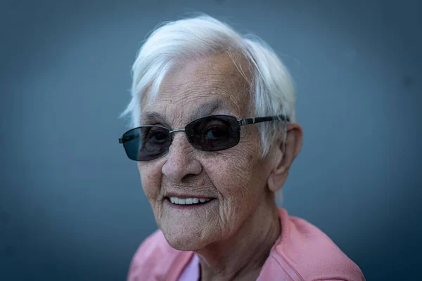 Donna anziana candid close up ritratto, foto di alta qualità — Foto Stock