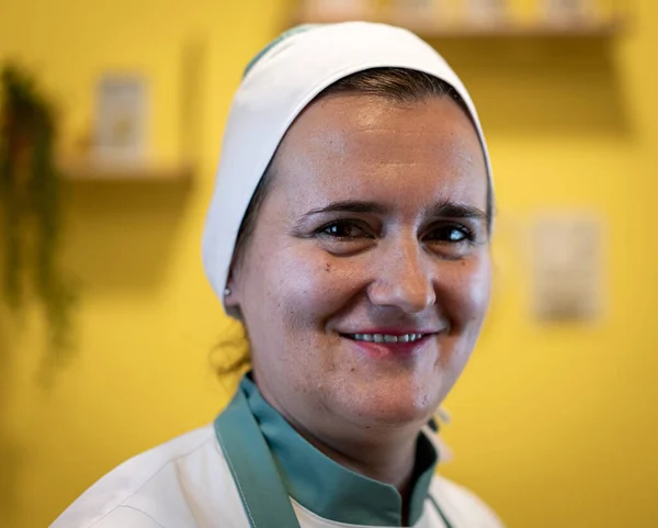 Close up portrait of woman working in nursing home — Stock Photo, Image