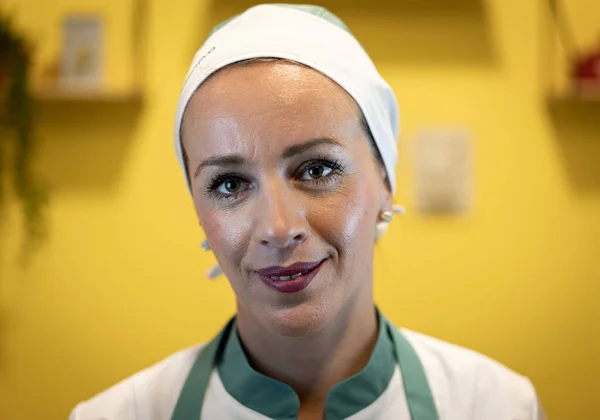 Close up portrait of woman working in nursing home — Photo