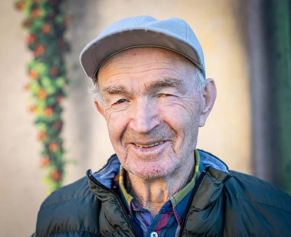 Добре виглядає старший чоловік портрет на відкритому повітрі в парку — стокове фото