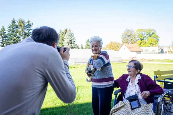 Large group of senior people in garden — Stock Photo, Image