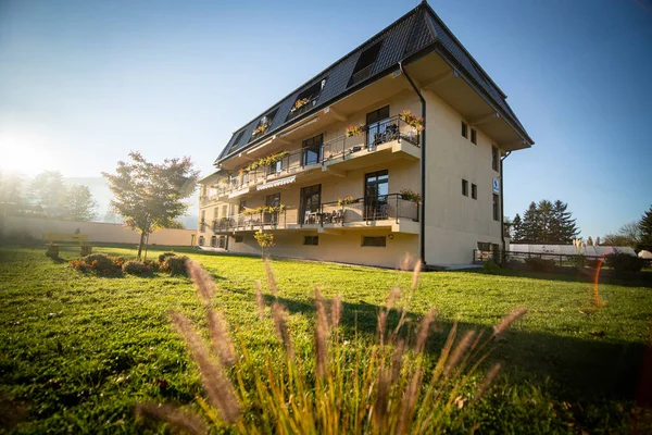 Suburban house building with flats in nature — Stockfoto