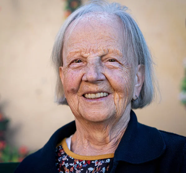 Mujer cándida envejecida primer plano retrato, foto de alta calidad —  Fotos de Stock